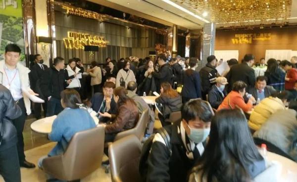李嘉诚旗下长江实业在上海普陀区所开发的“高尚领域”又推了73套新房,15日认购首日,楼盘销售中心挤满赏房的民众。(图片来源:网络截图)