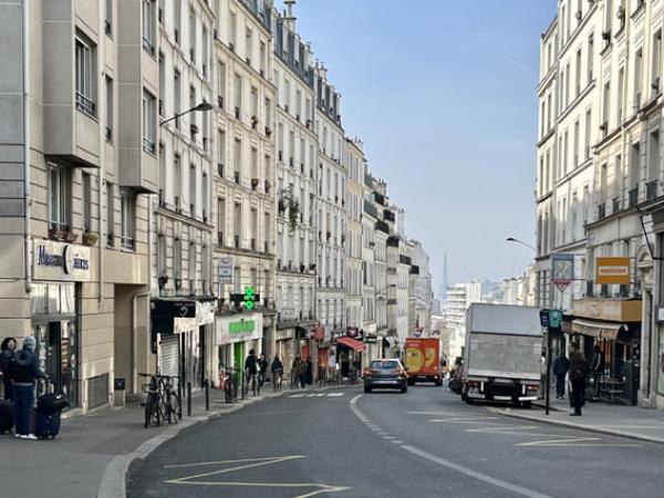 巴黎美丽城街(Rue de Belleville),街道的左边是巴黎20区,右边是巴黎19区。(摄影:林莲怡/看中国)