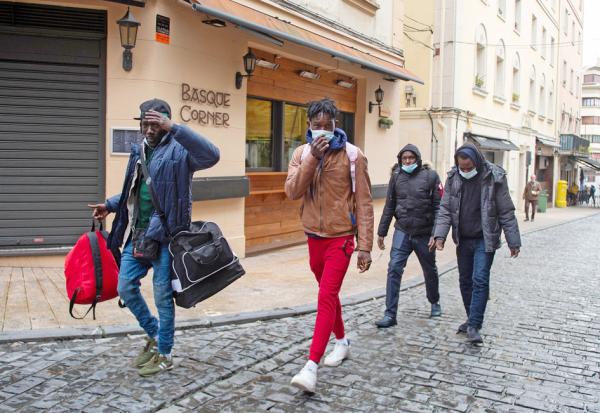 西班牙伊伦市的移民(ANDER GILLENEA/AFP via Getty Images)