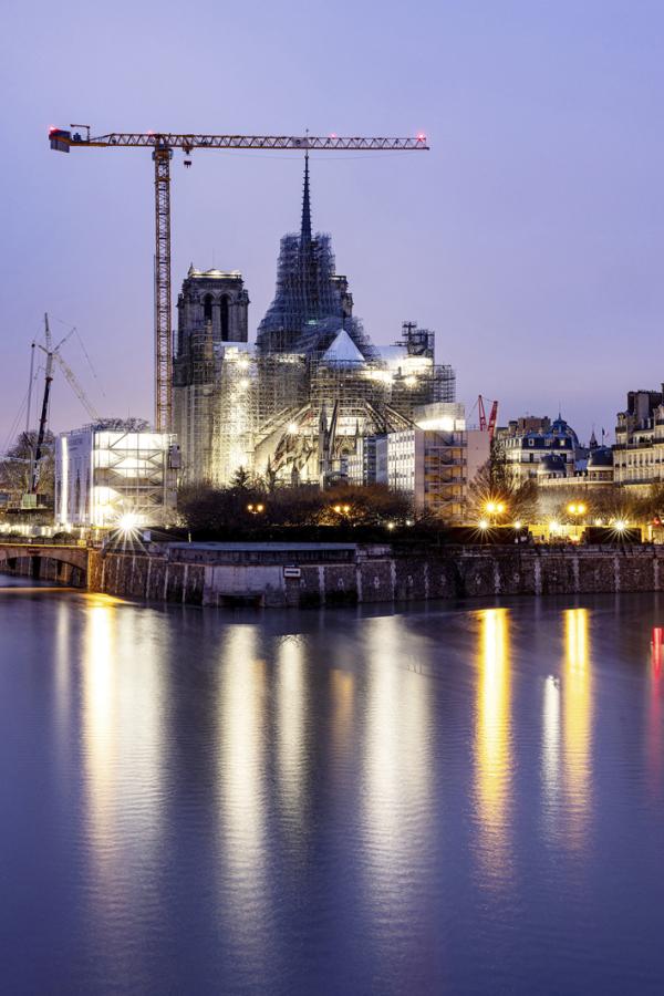 位于巴黎西堤岛 (Îls de la Cite) 的巴黎圣母院大教堂及其新尖塔的建筑工地。(Photo by JOEL SAGET/AFP via Getty Images)