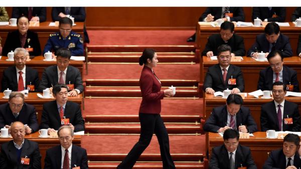 总理补充说了一句:“你是民,我是主”台下响起了一片掌声,掌声经久不息。 (图片来源:Getty Images)