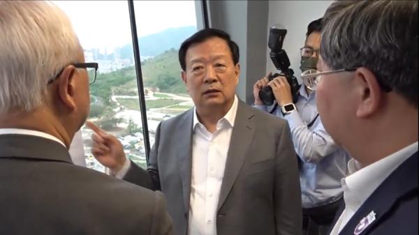 图为去年4月夏宝龙来港调研。