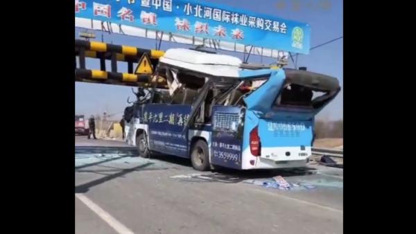 辽宁沈阳一辆大巴车撞上一处限高杆造成20多人伤亡。(图片来源:视频截图)