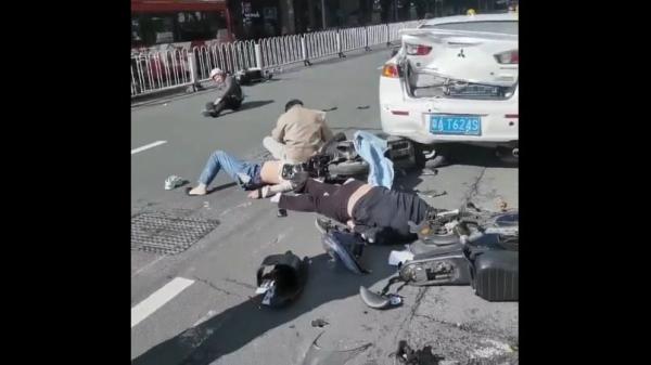 广州市一男驾车无差别撞人,官称11人受伤。(图片来源:视频截图)