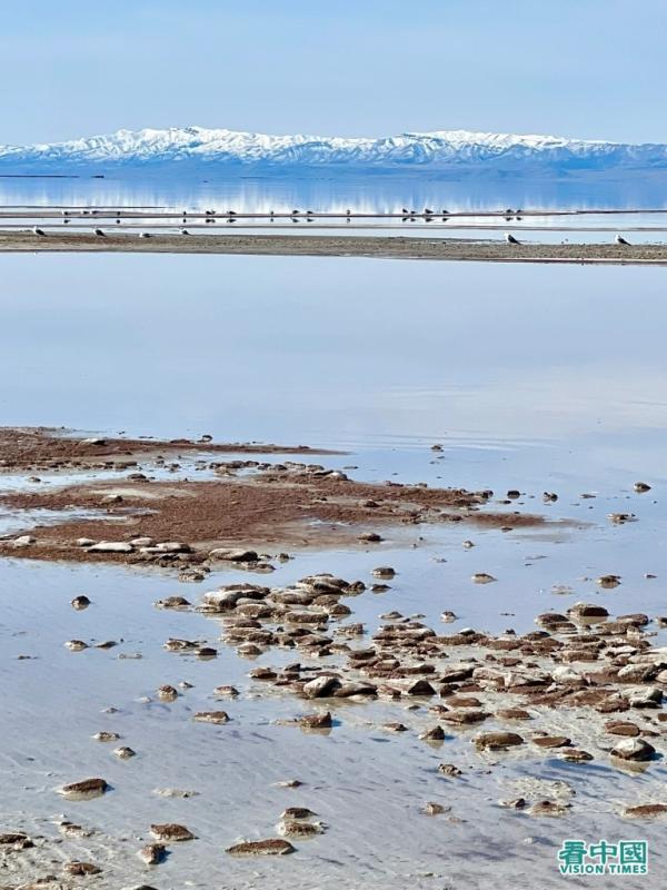 雪山脚下的盐湖