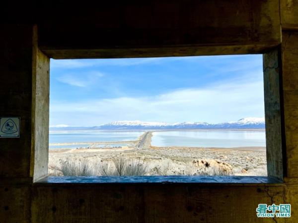 羚羊岛的访客中心的外面的墙上,开的洞口正好对着上羚羊岛的通路。