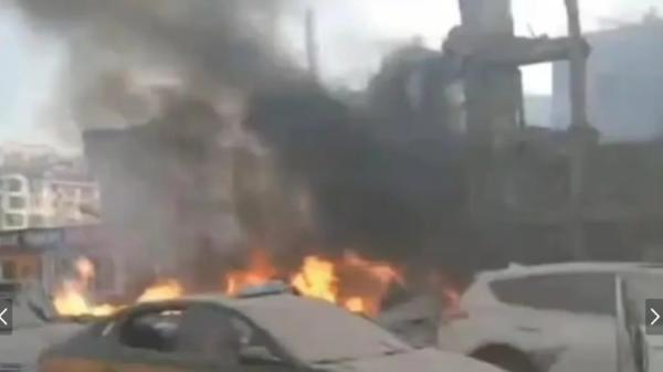 河北燕郊一餐饮店发生大爆炸，整个楼体只剩下骨架。（图片来源：微博截图）