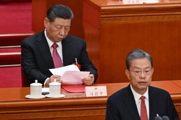 2024年3月11日,习近平在第十四届全国人民代表大会闭幕会议上审阅文件。