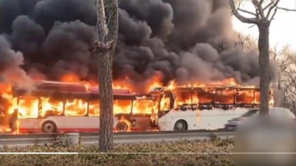 天津载有学生的大巴车撞上公交车两车起火,致1死37伤。(图片来源:视频截图