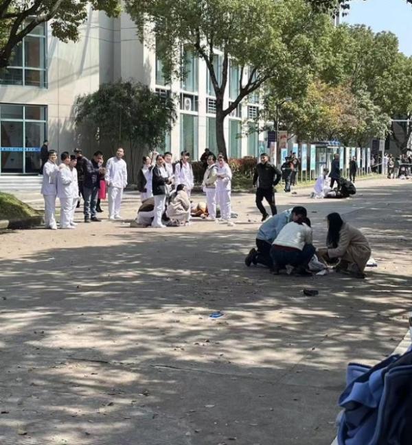 多人躺在地上等待救援。（图片来源：微博截图）