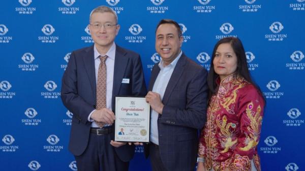 2024年3月23日,加拿大安省省议员安纳德(Deepak Anand)在密西沙加生活艺术中心为神韵艺术团褒奖。他携夫人于24日观赏了神韵演出。(看中国摄影)