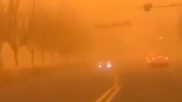 内蒙古遭遇强沙尘暴天气,公路行车困难。(图片来源:视频截图)