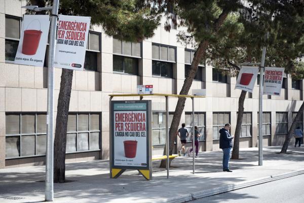 加泰罗尼亚语标牌上写着“干旱紧急情况”。(JOSEP LAGO/AFP via Getty Images)