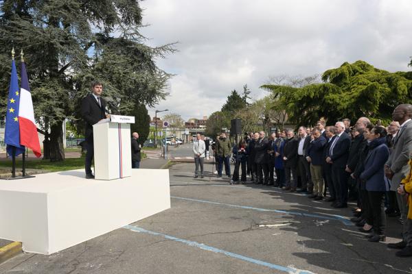 法国总理阿塔尔在维利-沙蒂永市讲话。(BERTRAND GUAY/AFP via Getty Images)
