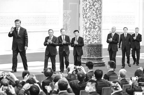 习近平(左一)与其他政治局常委(KEVIN FRAYER/GETTY IMAGES)