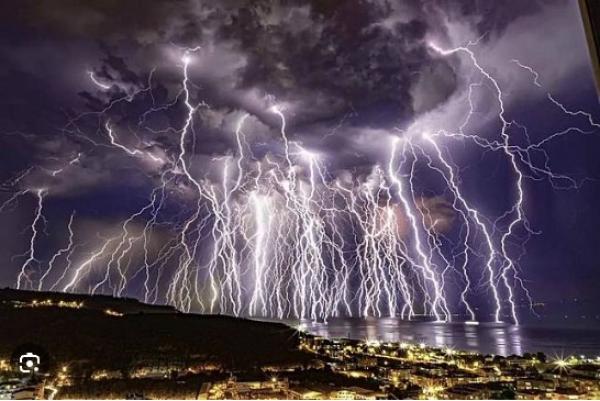 恐怖雷电将夜空撕了个稀烂。 (图片来源:网络截图)