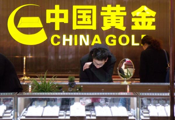 中国民众在金店挑选黄金 (图片来源:Getty Images)