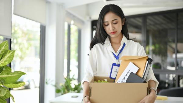 图为一名女子离开职场的示意图。(Adobe Stock)