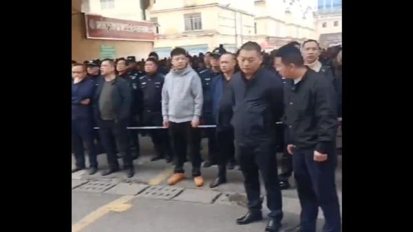 网传湖南长沙一派出所被千名村民砸烂,有人员伤亡。(图片来源:视频截图)