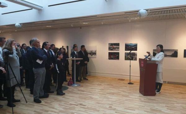 2018年12月,陈雪霏所在的《北欧绿色邮报》和瑞典的一家协会主办关于新疆的图片展,为中共种族灭绝行为洗地。(图片来源:翻拍)