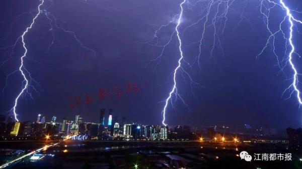 清明前夕,六小时内,南昌上空雷闪44230次,许多粉红 “ 不明觉厉 ” 。(图片来源:微博截图)