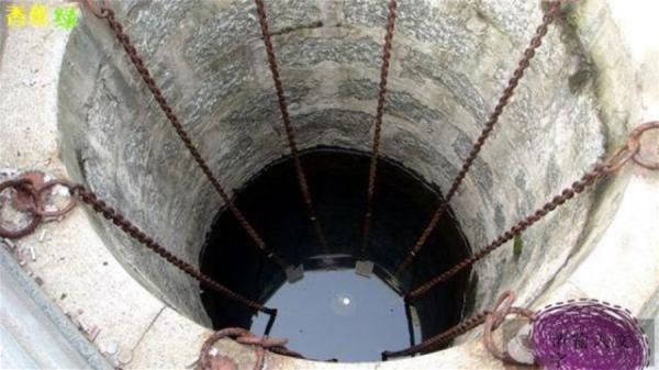 中国多地有锁龙井,包括禹王锁蛟井、济南市舜井、淮阴龟山支祁井、重庆市巫山县锁龙村的锁龙柱以及北京市的北新桥锁龙井,每一处都有真实的历史故事,也都被异化为 “ 传说 ” 。(图片来源:网络截图)