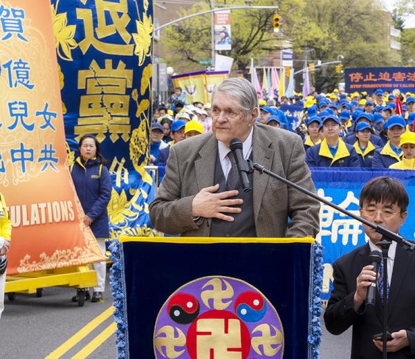 联合国世界追责组织荣誉主席银行家弗雷德里克·纽科姆(Frederick Newcomb)在集会上发言 。(摄影/看中国/Leo)