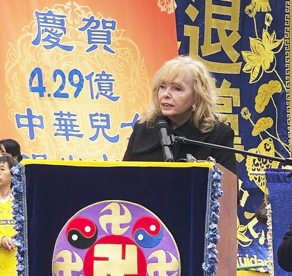 创意执行官、共和党金融家,塞西莉亚·克劳利(Cecelia Crowley)在集会上发言。(摄影/看 中国/Ryan)