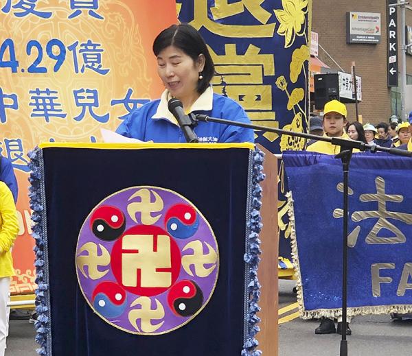 法轮功学员王会娟在集会上讲述自己在“四‧二五”事件中的亲身经历。(摄影/看中国/Ryan)