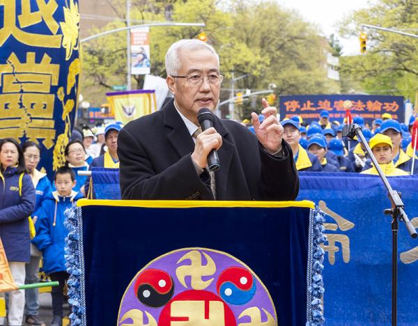 “追查迫害法轮功国际组织”主席汪志远先生在集会上发言。(摄影/看中 国/Leo)