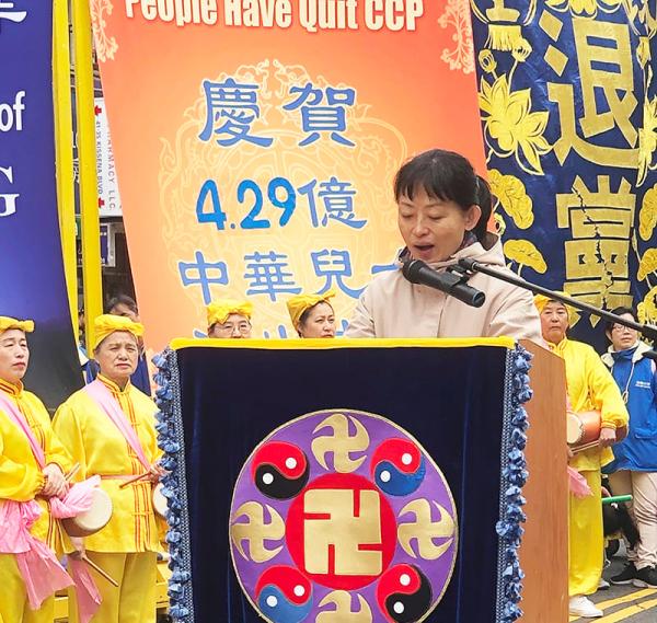 新移民李昕燕在集会上发言。(摄影/看中国/Ryan)