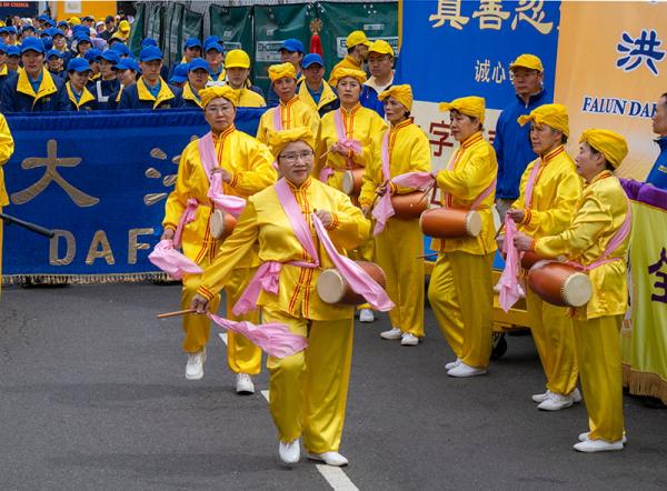 集会结束时,法轮功学员表演了腰鼓。(摄影/看中国/Leo)