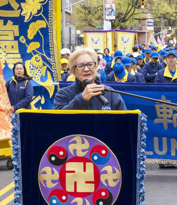 法拉盛民主党社区领袖玛莎(Martha Flores-Vazquez)在集会上发言。(摄影/看中国/Leo)