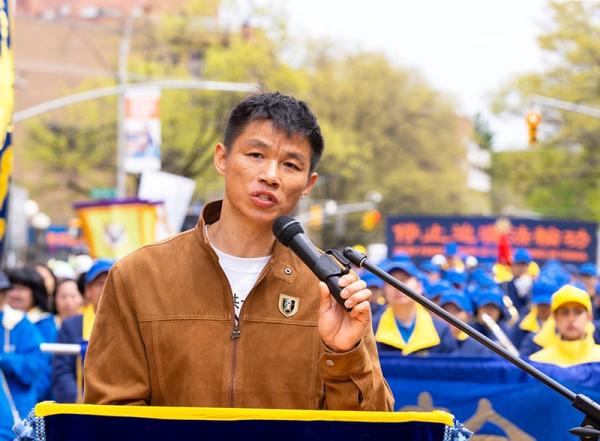 健身教练陈伟杰在集会上发言。(摄影/看中国/Leo)