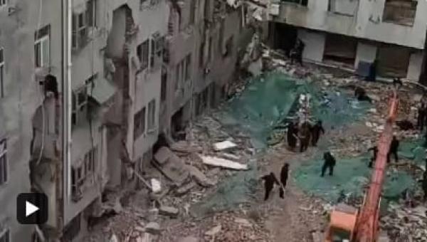 武汉东湖风光村遭当局强拆村民愤起反抗，警察狼狈逃窜。（图片来源：视频截图）