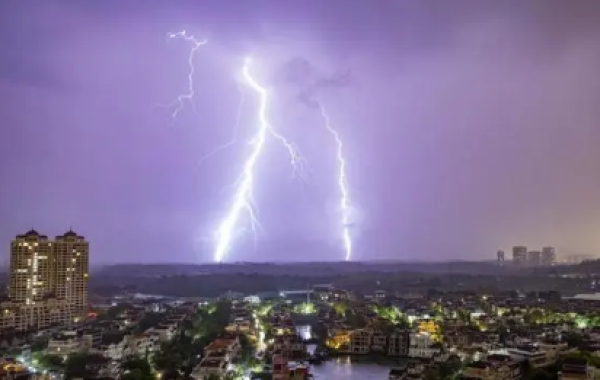 广西南宁24小时出现超2万条闪电 (图片来源:南国早报视频截图)