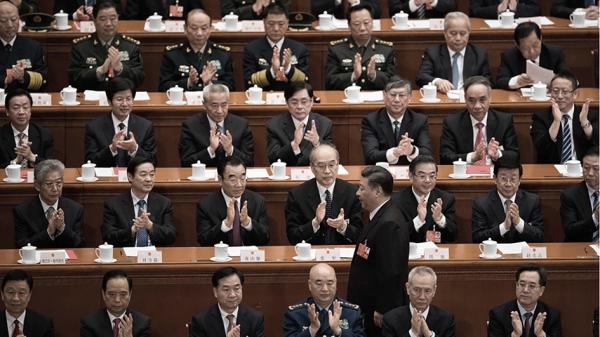 习近平与出席两会的官员。(NICOLAS ASFOURI/AFP/Getty Images)