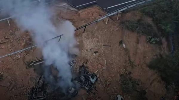 广东梅大高速路面塌陷多辆车掉落起火爆炸致19死30伤。(图片来源:视频截图)