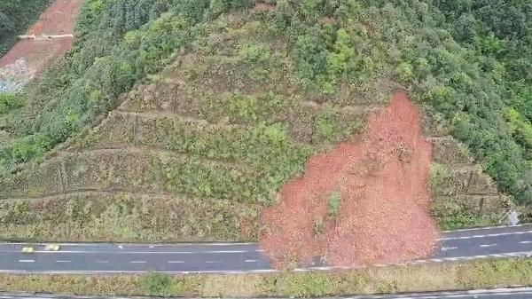 梅大高速塌陷 (图片来源:公用领域 微博)