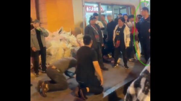 吉林长春两摊贩遭城管驱赶,跪地“恶意吉林长春两摊贩遭城管驱赶,跪地 “ 恶意 ” 喊爹吓跑城管。(图片来源:视频截图) 喊爹吓跑城管。(图片来源:视频截图)