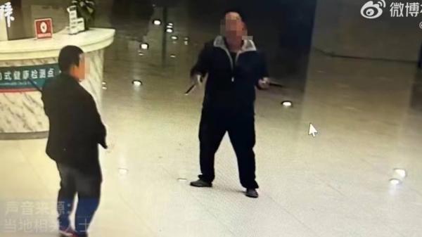 云南昭通镇雄县一家医院突发恶性持刀砍人案,造成2死23伤。(图片来源:微博)