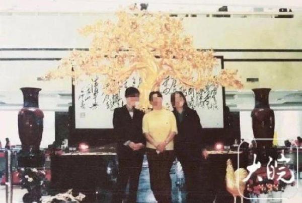 4株用黄金打造、价值上亿的的金茶花在大陆银行不翼而飞,女企业家追讨十多年,至今没有结果。 (图片来源:微博)