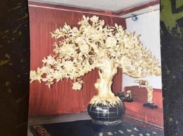 李女士的金茶花黄金艺术品。 (图片来源:微博)