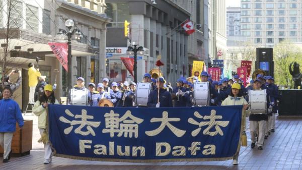 2024年5月8日,加东天国乐团在加拿大首都渥太华市中心游行,庆祝世界法轮大法日32周年。(看中国Kano Ye摄)