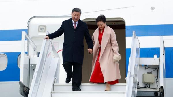 中共领导人习近平访欧,试图缓解和西方的紧张关系、并寻求合作伙伴。图为习近平与夫人彭丽媛在法国下飞机。(图片来源:AURELIEN MORISSARD/POOL/AFP via Getty Images)
