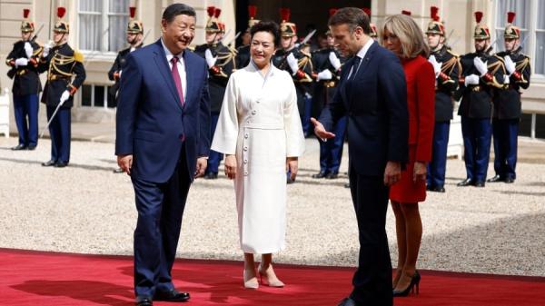 2024年5月6日，法国总统马克龙(Emmanuel Macron) 和夫人布丽吉特(Brigitte) 在巴黎爱丽舍宫总统府欢迎中国国家主席习近平(左) 和夫人彭丽媛。（图片来源：LUDOVIC MARIN/AFP via Getty Images）
