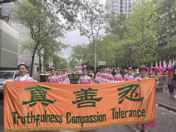 参加游行的莲花队。(摄影: Rebecca/看中国)