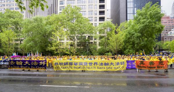 参加游行的法轮功学员在游行起点,集体恭祝法轮大法师父生日快乐。(摄影: Leo/看中国)