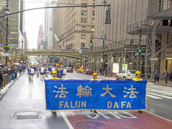 游行队伍的第一方阵,法轮大法好。(摄影:Leo/看中国)