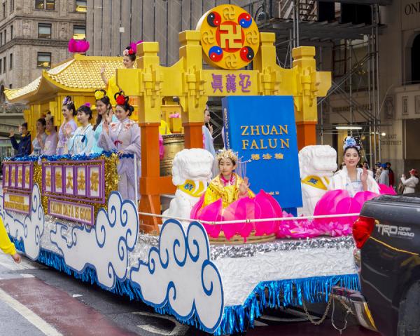 游行队伍里的花车。(摄影:Leo/看中国)